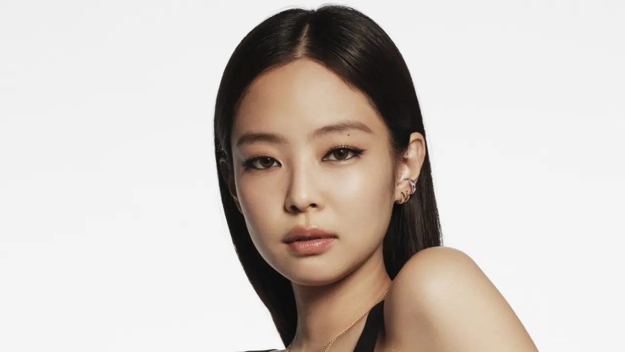 Pesona Human Chanel Jennie BLACKPINK Bintangi Kampanye Coco Crush, Tampil Memikat dengan Bralette dan Perhiasan Mewah