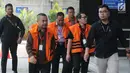 Petugas mengawal para tersangka dari berbagai kasus berjalan saat tiba untuk menjalani pemeriksaan lanjutan oleh penyidik di gedung KPK, Jakarta, Rabu (17/7). Mereka terjerat kasus korupsi. (Merdeka.com/Dwi Narwoko)
