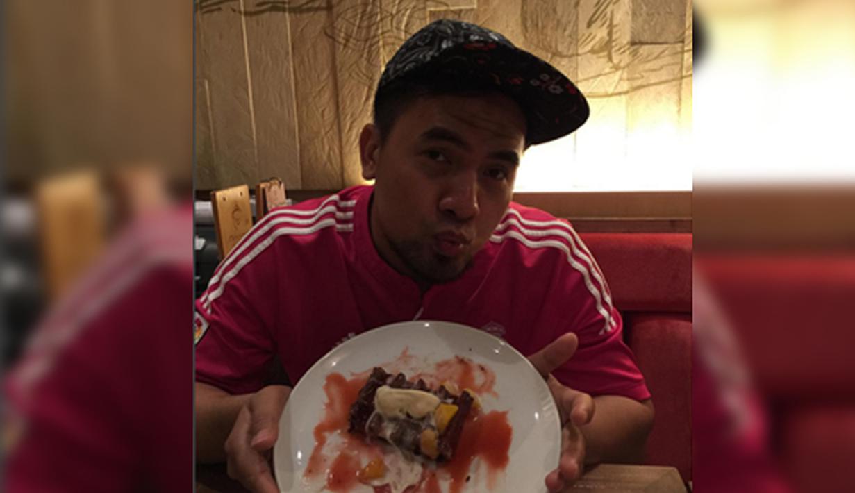 Penyanyi dangdut Saipul Jamil berselfie sambil memperlihatkan makanannya. Mantan suami Dewi Perssik ini pernah bergabung dengan grup musik dangdut G4UL. (Instagram.com/saipuljamill)