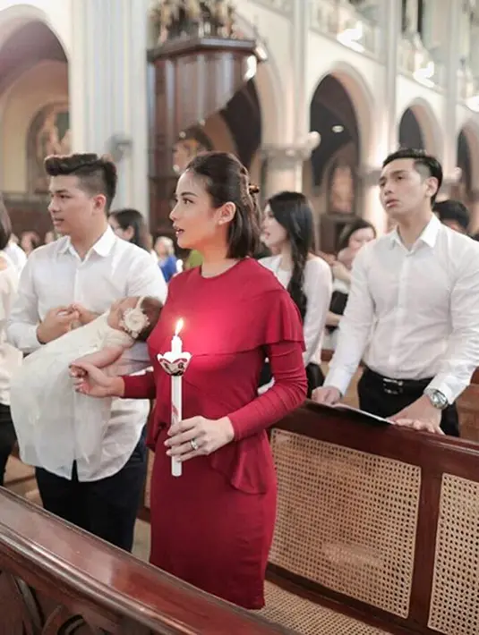 Nastusha Olivia Alinskie putri pasangan Chelsea Olivia dan Gleen Alinskie menjalani baptis di Gereja Katedral, Jakarta Pusat pada Jumat (10/12). (Instagram/chelseaoliviaa)