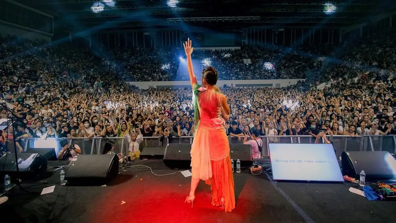 Aksi panggung Andien yang bikin penonton terpukau. Ribuan penonton pun terlihat tertib saat menyaksikannya. (Foto: Instagram/@andienaisyah)