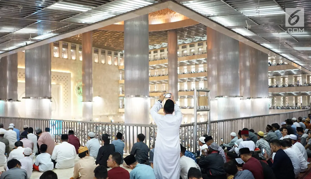 Jemaah mengambil gambar disela khutbah usai Salat Idul Adha di Masjid Istiqlal, Jakarta, Minggu (11/8/2019). Pemerintah Indonesia menetapkan Idul Adha 1440 Hijriah jatuh pada 11 Agustus 2019 yang dirayakan dengan melaksanakan Salat Id dan penyembelihan hewan kurban. (Liputan6.com/Immanuel Antonius)