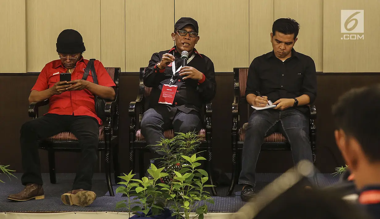 Politikus PDI Perjuangan Adian Napitupulu bersama Masinton Pasaribu menjadi pembicara dalam serial diskusi dalam rangkaian Kongres PDI P ke V di Bali, Jumat (9/8/2019). Adian tampil santai mengenakan kupluk hitam, sementera Masinton memakai topi hitam dan sepatu sneakers. (Liputan6.com/Johan Tallo)