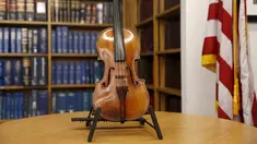 Biola Stradivarius diperlihatkan saat konferensi pers di New York, Kamis (6/8/2015). Biola yang dibeli dengan harga Rp2,7 miliar itu kembali ke pemiliknya setelah hilang dicuri selama 35 tahun. (REUTERS/Shannon Stapleton)