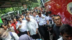 Menteri Perhubungan Budi Karya meninjau fasilitas Integrasi Moda Transportasi di Stasiun Gambir, Jakarta, Minggu (16/10). Budi meninjau fasilitas transportasi yang ramah disabilitas (Liputan6.com/Faizal Fanani)