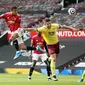 Striker Manchester United (MU) Mason Greenwood (kiri) beraksi pada laga Liga Inggris 2020/2021 melawan Burnley di Old Trafford, Minggu (18/4/2021). (AFP/Martin Rickett)