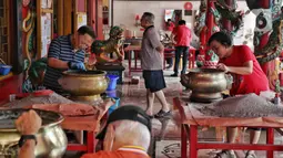 Ritual bersih-bersih ini rutin dilakukan setiap jelang perayaan Tahun Baru Imlek. (Liputan6.com/Angga Yuniar)