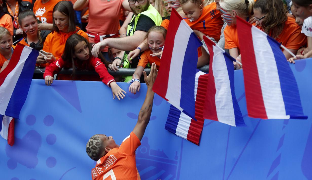 Shanice Van De Sanden striker Belanda menyapa para fans di Stade du Hainaut, Valenciennes, Prancis setelah Belanda mengandaskan Kamerun dengan skor 3-1 di penyisihan Grup E Piala Dunia Wanita 2019. ( AP/Michel Spingler )