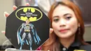 Relawan menunjukkan plakat Basuki Tjahaja Purnama Mania (Batman) di Jakarta, Kamis (17/3/2016). Batman menyatakan siap memenangkan Basuki Tjahaja Purnama sebagai Gubernur DKI Jakarta periode 2017-2022. (Liputan6.com/Immanuel Antonius) 
