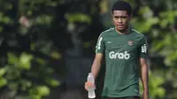 Pemain Timnas Indonesia U-22, Billy Keraf, memegang minuman saat latihan di Lapangan ABC Senayan, Jakarta, Senin (7/1). Latihan ini merupakan persiapan jelang Piala AFF U-22. (Bola.com/Vitalis Yogi Trisna)
