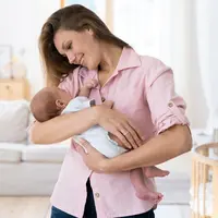 potret ibu baru yang sedang menggendong bayinya/copyright&nbsp;freepik.com/freepik