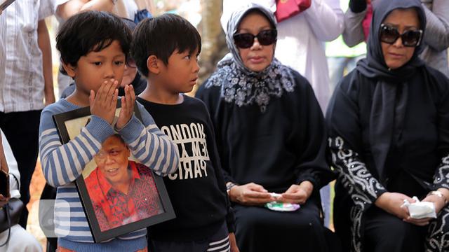 [Bintang] Pemakaman ayah Kiki Amalia