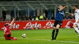 Pemain Inter Milan, Mauro Icardi melakukan tendangan ke gawang Cagliari pada laga pekan ke-33 Serie A, di Giuseppe Meazza, Selasa (17/4). Menjamu Cagliari, Inter Milan memetik kemenangan meyakinkan dengan skor 4-0. (AP/Antonio Calanni)