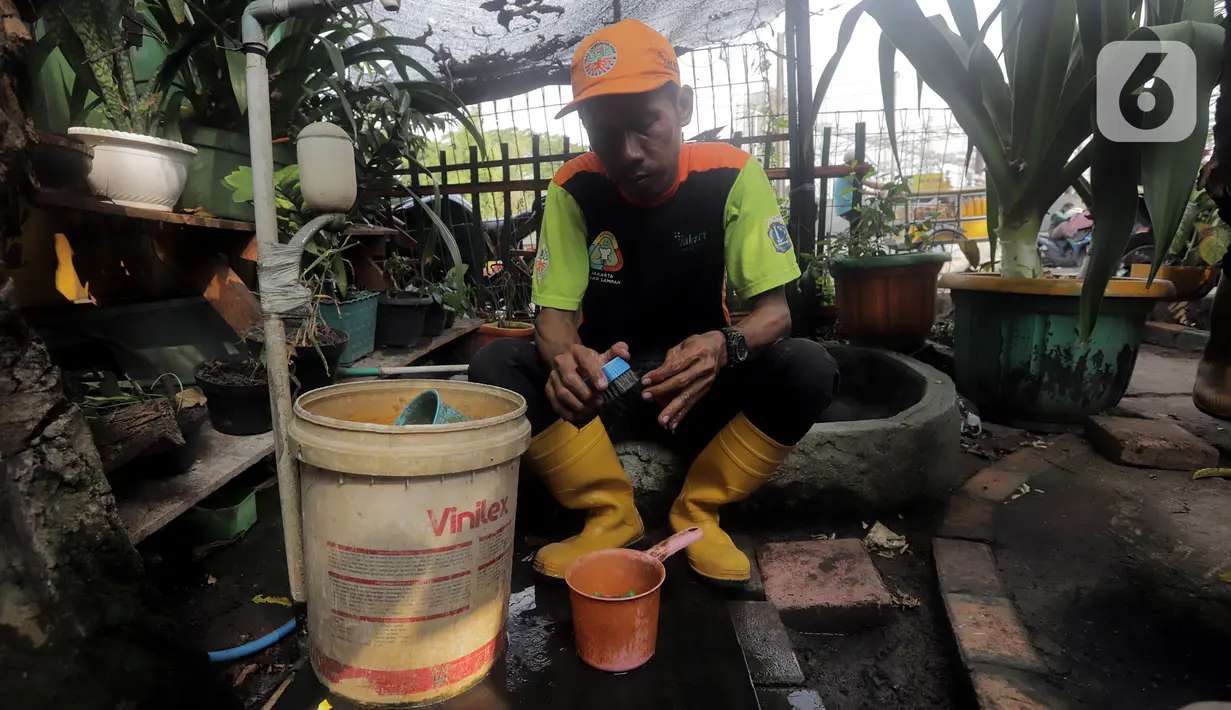 Para petugas lainnya spontan memberi julukan untuk hasil karyanya yaitu "UPS BA Wheels". (Liputan6.com/Johan Tallo)