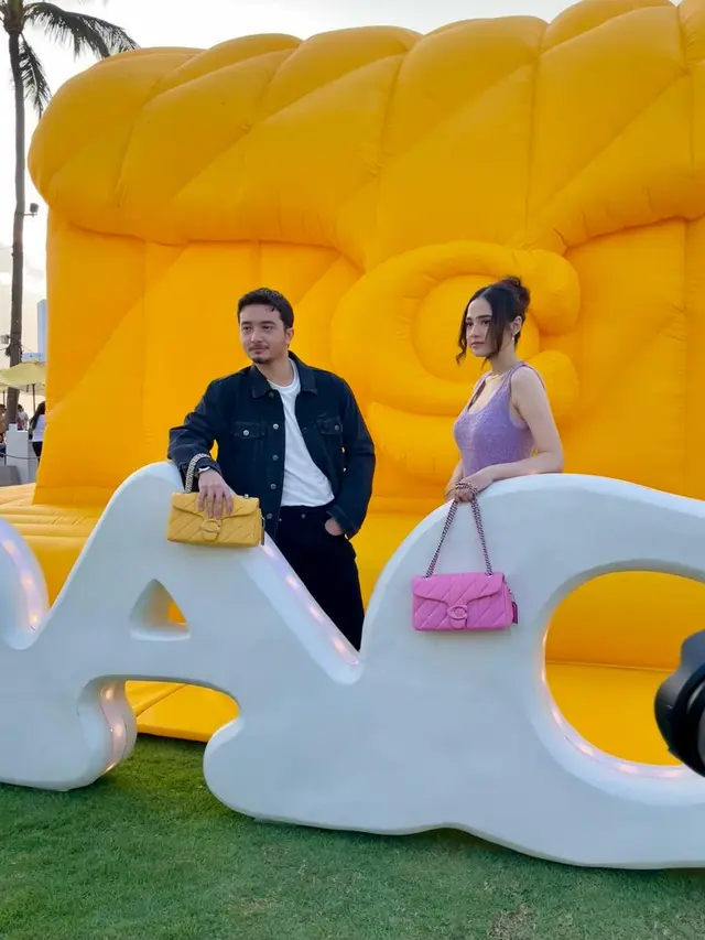 Coach Bawa Bouncy Tabby Inflatable Raksasa di FINNS Beach Club Bali