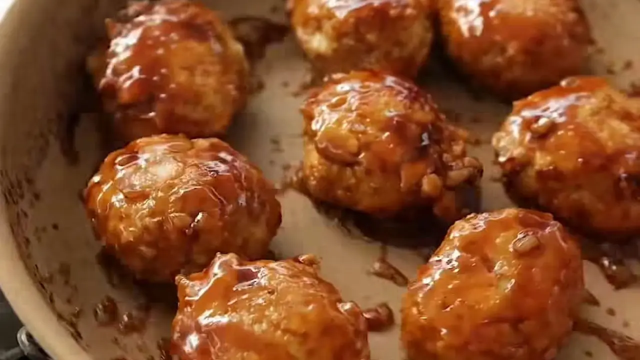 Resep Praktis Chicken Tsukune ala Chef Devina Hermawan. (Dok: IG @devinahermawan https://www.instagram.com/reel/DL6rXQCveea/?igsh=czV3NW45dHE0ODFl)