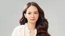 Sebuah potret yang menunjukkan pesona Enzy Storia. Dalam balutan outfit berwarna putih polos dan riasan wajah yang sederhana, menonjolkan rambut panjang Enzy indah bergelombang. Foto: Instagram.