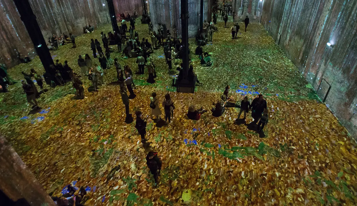 Pengunjung menikmati karya pelukis Austria, Gustav Klimt dalam pameran seni proyeksi di galeri l'Atelier des Lumieres di Paris, Prancis (24/4). (AP/Michel Euler)
