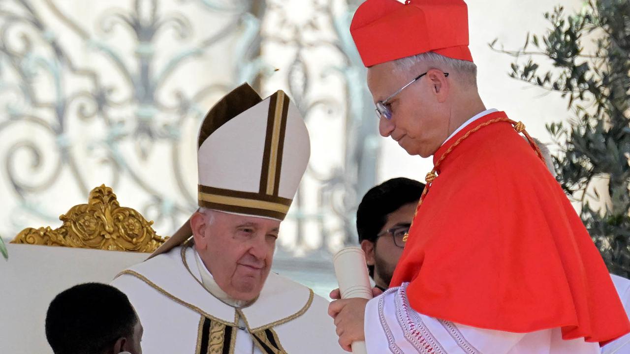 FOTO: Asap Putih Muncul di Kapel Sistina, Robert Prevost Terpilih Jadi Paus Leo XIV