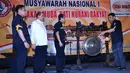 Ketua Umum Partai Hanura Wiranto membuka Munas Gema Hanura di Hotel Acacia dengan memukul gong, Jakarta, Jumat (16/1/2015). (Liputan6.com/Miftahul Hayat)