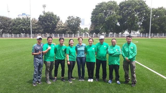 Kari Seitz, Wasit wanita FIFA, dan PSSI