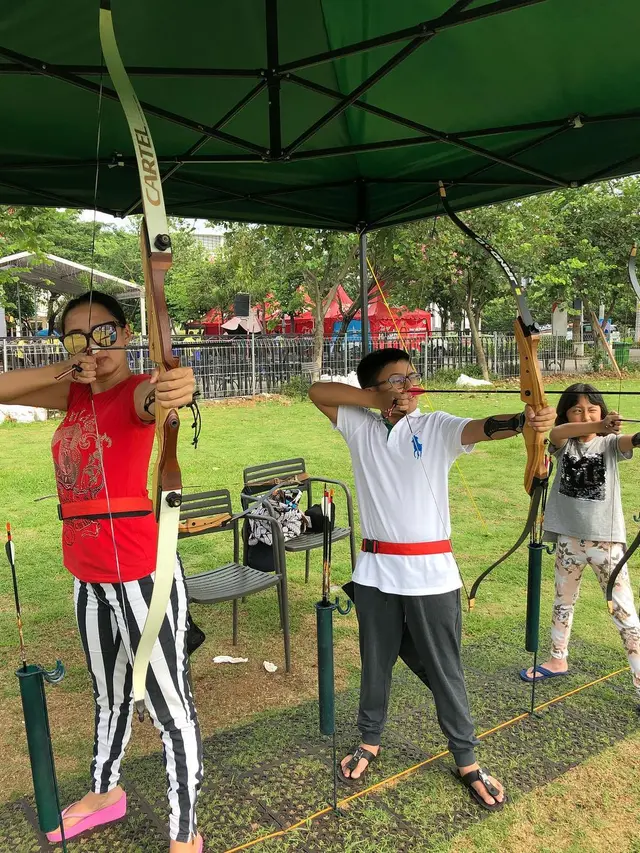 Jarang Terekspos, Ini 6 Momen Kebersamaan Della Puspita dan Anaknya