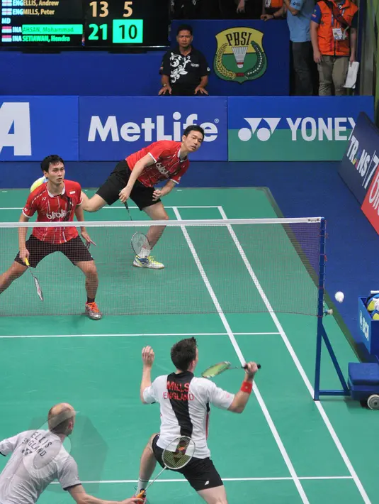 Ganda putra Indonesia, Hendra/Ahsan saat berhadapan dengan pebulu tangkis Andrew Ellis/Peter Mills di BCA Indonesia Open Superseries Premier 2015 di Istora Senayan, Jakarta, Rabu (3/6/2015). Hendra/Ahsan menang 21-13 21-13. (Liputan6.com/Herman Zakharia)