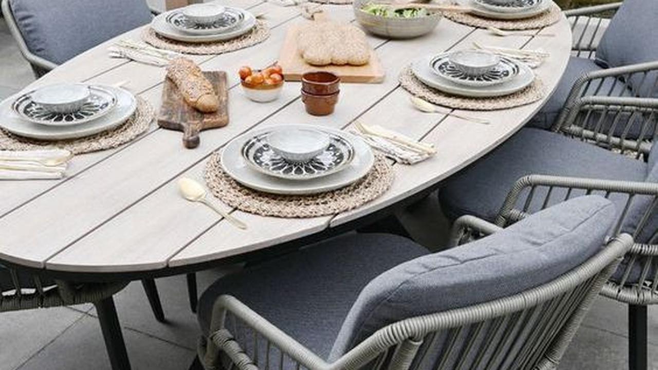 Meja Makan Teras dengan Cushion: Nyaman dan Menyenangkan