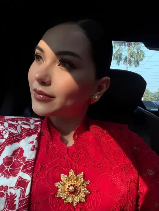 Alyssa Daguise tampil menawan dengan kebaya lace pendek berkerah tinggi dari Roemah Kebaya Vielga  [@alyssadaguise]