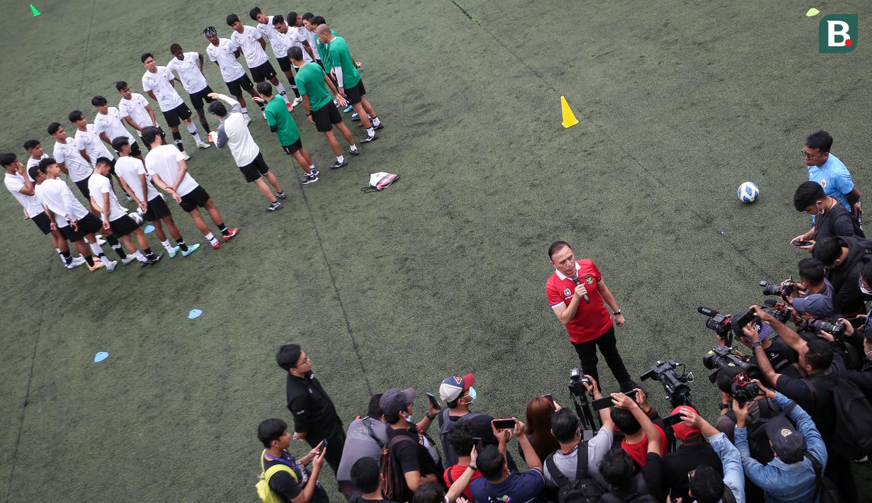 <p>Ketua Umum PSSI, Mochamad Iriawan memberikan keterangan di depan wartawan saat mendatangi latihan terbuka Timnas Indonesia U-20 untuk Piala Asia U-20 2023 di Lapangan C, Kompleks Stadion Utama Gelora Bung Karno (SUGBK), Jakarta, Rabu (08/02/2023). Ini merupakan kunjungan terakhir bagi pria yang akrab disapa Iwan Bule tersebut sebelum lengser dari jabatannya pada 16 Februari 2023 melalui Kongres Luar Biasa (KLB) PSSI. (Bola.com/Bagaskara Lazuardi)</p>