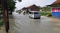 Banjir sempat menghambat lalu lintas di sejumlah titik jalur nasional di Cilaca, Jumat (15/7/2022). (Foto: Liputan6.com/BPBD Cilacap)