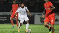 Pemain Arema FC, Gian Zola menguasai bola dalam laga leg kedua final Piala Presiden 2022 antara Borneo FC melawan Arema FC di Stadion Segiri, Samarinda, Minggu (17/7/2022). (Bola.com/Ikhwan Yanuar)