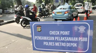 Rambu-rambu peringatan selama hari pertama penerapan Pembatasan Sosial Berskala Besar (PSBB) di Jalan Akses UI, Depok, Jawa Barat, Rabu (15/4/2020). Berdasarkan Peraturan Wali Kota Depok Nomor 22 Tahun 2020, Kota Depok menerapkan PSBB pada 15-28 April 2020. (merdeka.com/Iqbal S Nugroho)