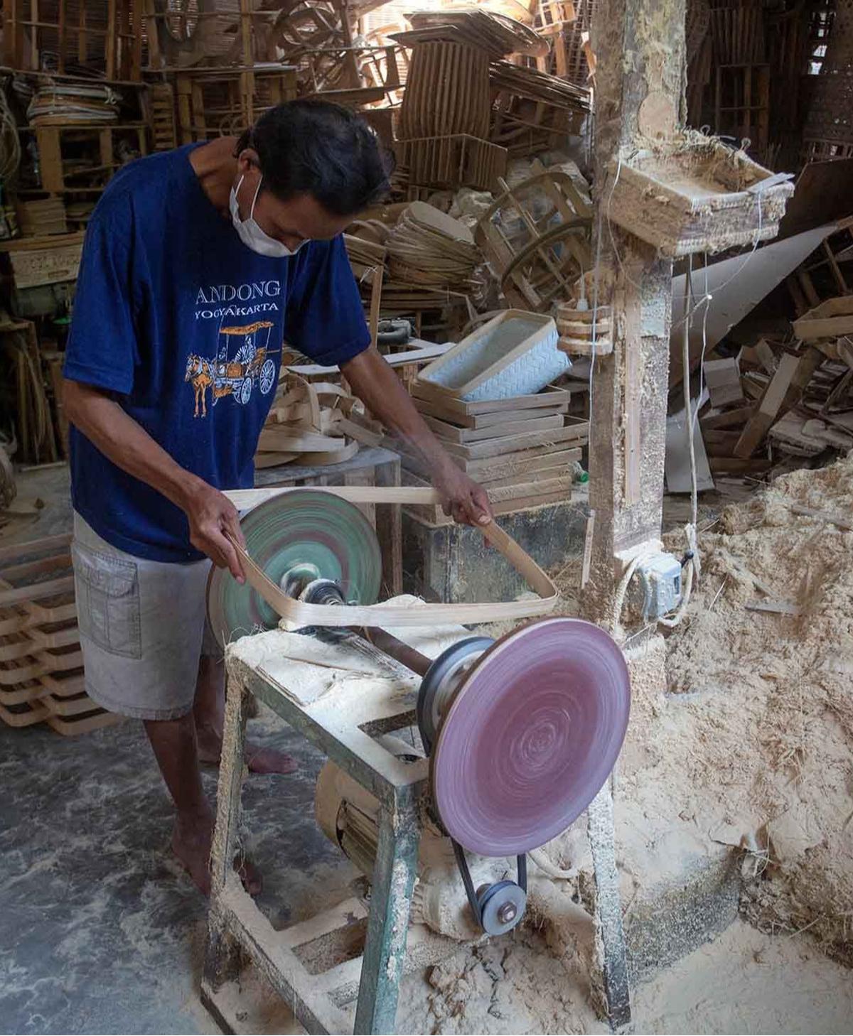 FOTO: Dampak Kebijakan Tarif Impor Trump, Ekspor Keranjang Bambu  Ke AS Distop Sementara