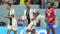Penyerang Jerman, Serge Gnabry (tengah) merayakan setelah mencetak gol pembuka timnya ke gawang Kosta Rika selama pertandingan grup E Piala Dunia 2022 Qatar di Stadion Al Bayt di Al Khor, Qatar, Jumat (2/12/2022). Meski menang atas Kosta Rika, Jerman gagal lolos ke babak 16 besar Piala Dunia 2022.  (AP Photo/Moises Castillo)