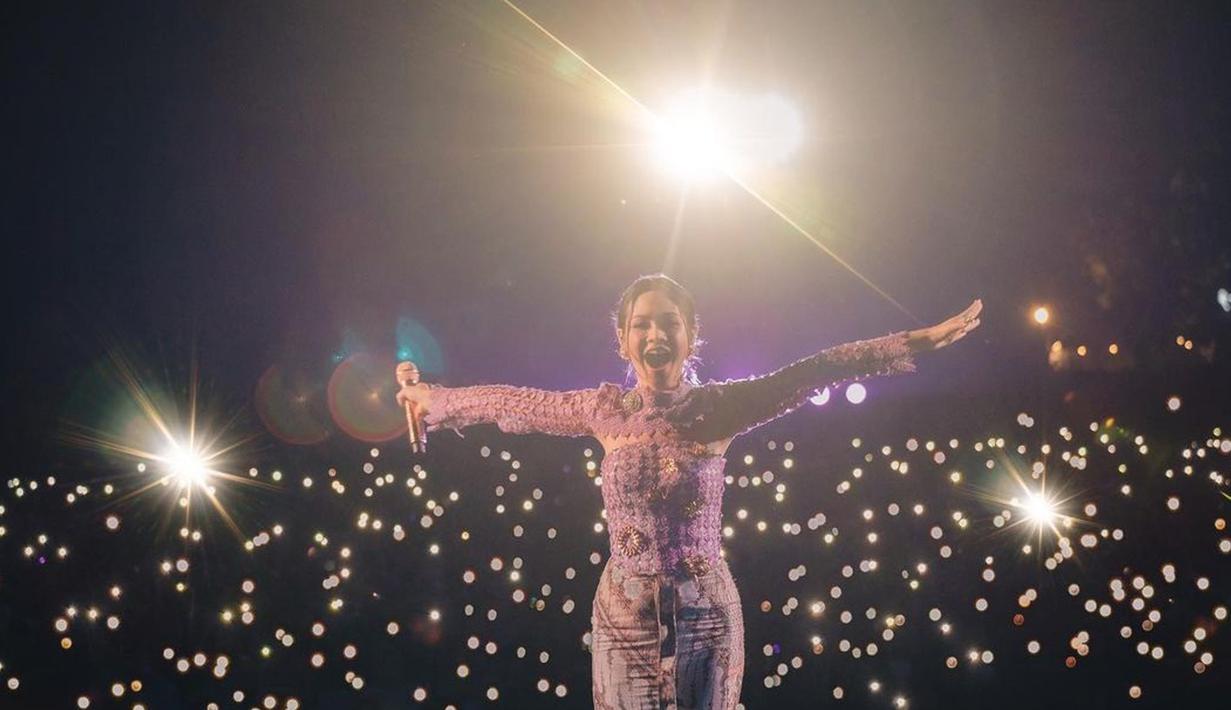 Dalam kesempatan itu, Andien sempat menyanyikan tembang Jawa Lelo Ledung karya Waldjinah sembari menceritakan masa kecilnya hingga Andien larut dalam suasana lantaran teringat pada ibundanya. (Instagram/andienaisyah)