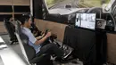 Pengunjung menjajal simulator truk yang dihadirkan Mercedes Benz di GIICOMVEC 2020, JCC Senayan, Jakarta, Minggu (8/3/2020). Mercedes Benz menghadirkan simulator truk dan bus dalam GIICOMVEC 2020 sehingga pengunjung dapat merasakan sensasi mengendarai kendaraan besar. (merdeka.com/Iqbal Nugroho)