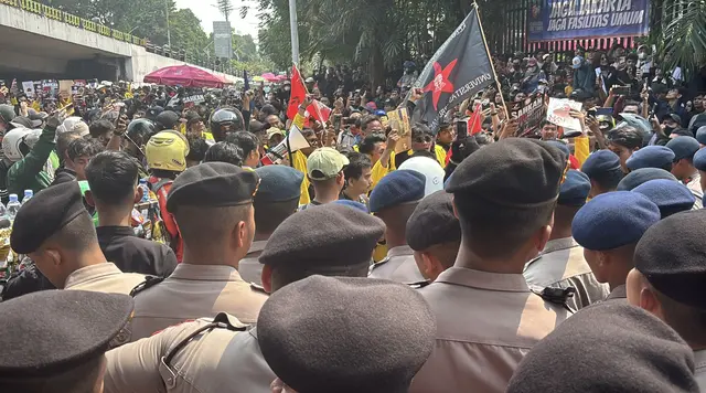 Massa Bentangkan Merah Putih Panjang Datangi Gedung DPR