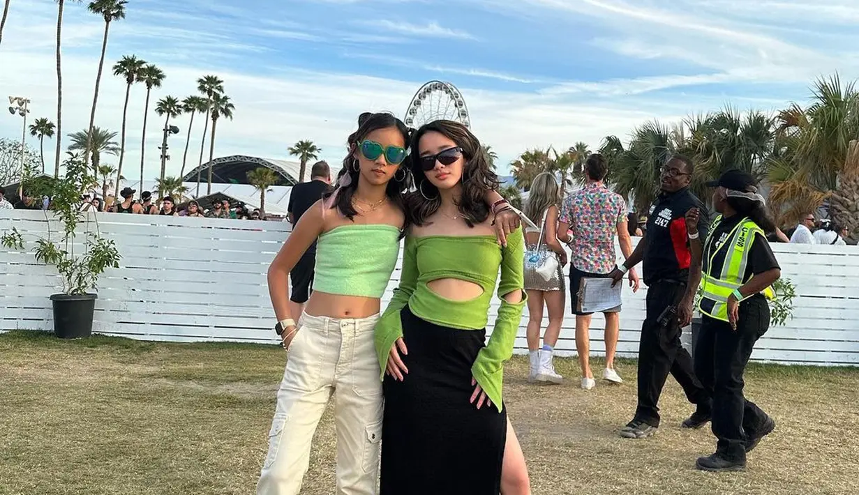 Tak kalah kece dengan sang mama, Kiera memilih bandeau top hijau dan celana cargo warna beige.