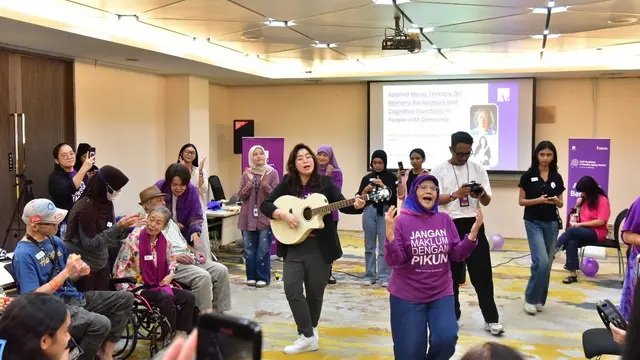 Bernyanyi bersama penderita demensia Alzheimer