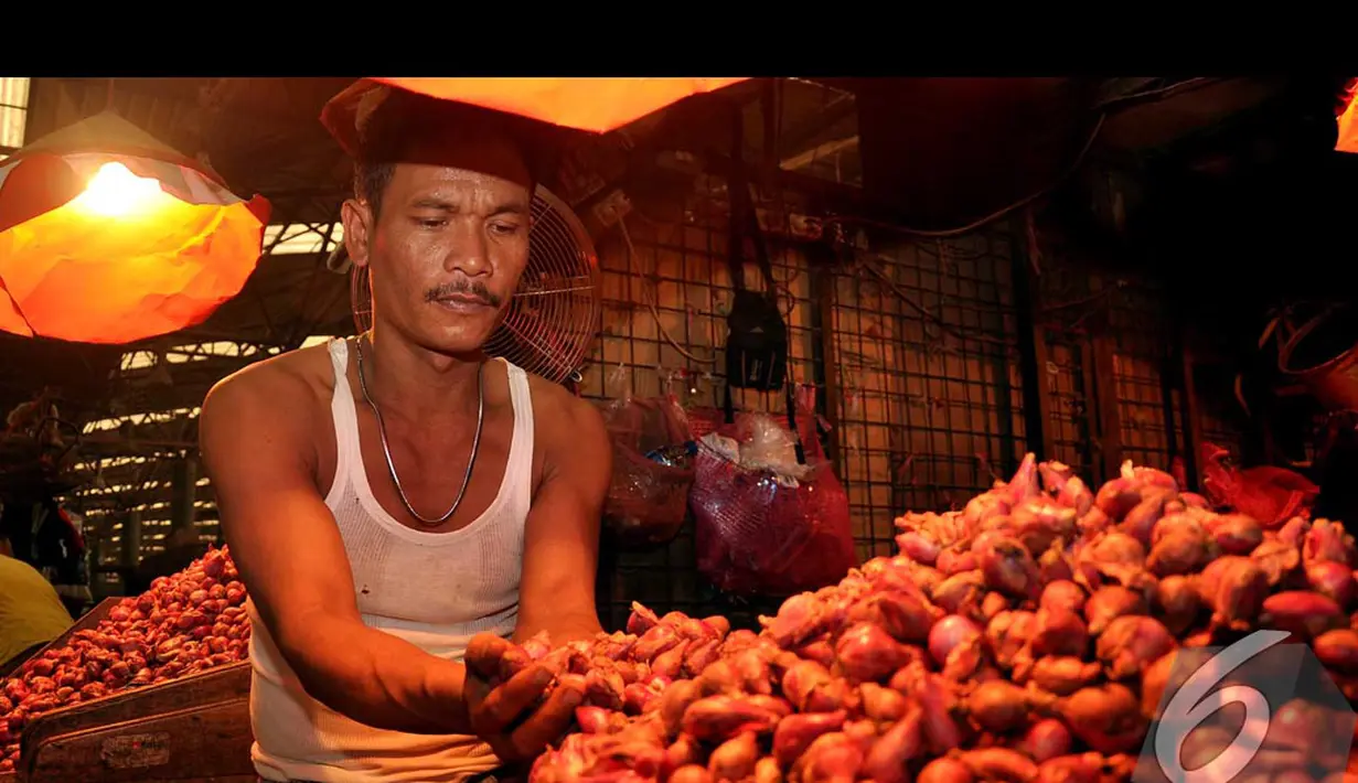 Pedagang  bawang sedang menunggu dagangannya di Pasar Keramat Jati, Jakarta, Rabu (13/8/2014) (Liputan6.com/Miftahul Hayat)