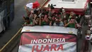 Arak-arakan Timnas Indonesia U-22 usai menjuarai Piala AFF U-22 2019 melintasi Jalan MH Thamrin, Jakarta, Kamis (29/2). Timnas U-22 Indonesia diarak menuju Istana Merdeka menemui undangan Presiden Joko Widodo atau Jokowi. (Liputan6.com/Helmi Fithriansyah)