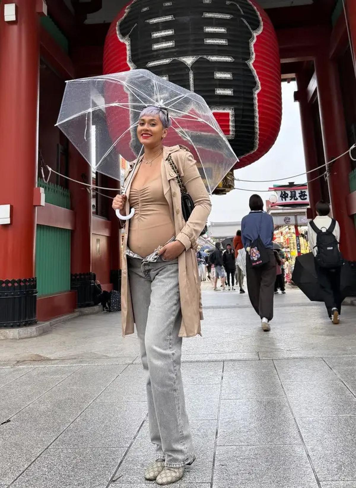 6 Potret Tampilan Kimmy Jayanti Pamer Baby Bump Hamil Anak ke-3 saat di Jepang, Pertahankan Tubuh Super Model di Usia Kandungan 5 Bulan