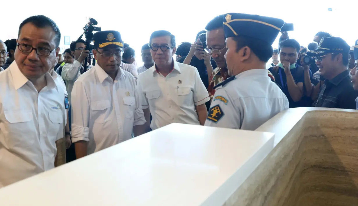 Menteri Hukum dan HAM, Yasonna H Laoly (ketiga kiri) saat meninjau kesiapan petugas imigrasi Bandara Internasional Yogyakarta, Kulon Progo, DI Yogyakarta, Rabu (24/4). Rencananya khusus penerbangan internasional, bandara ini mulai beroperasi, 29 April mendatang. (Liputan6.com/Helmi Fithriansyah)