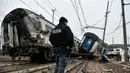Seorang polisi Italia berjaga di lokasi di lokasi tergelincirnya kereta di Stasiun Pioltello Limito, Milan, Italia, Kamis (25/1). Belum diketahui penyebab kecelakaan tersebut. (AFP PHOTO/Piero CRUCIATTI)