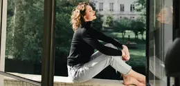 ilustrasi perempuan merenung/Photo by Olga Lioncat/Pexels