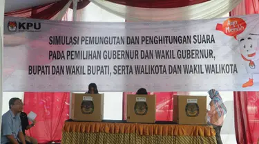 Pegawai KPU mengikuti Simulasi Pemungutan dan Penghitungan Suara di TPS Pada Pemilihan Kepala Daerah dan Wakil Kepala Daerah, di Halaman Gedung KPU RI, Jakarta Pusat, Selasa (7/4/2015). (Liputan6.com/Herman Zakharia)