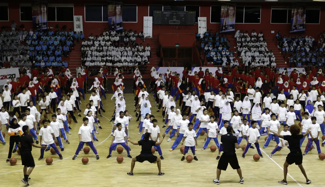 Ratusan anak-anak saat mengikuti coaching clinic bersama Jr. NBA di GOR Soemantri Brodjonegoro, Kuningan, Jakarta, Kamis (17/10). Jr. NBA bekerjasama dengan Pemprovi DKI Jakarta padukan kurikulum olahraga basket dan pengembangan kebugaran. (Bola.com/Yoppy Renato)