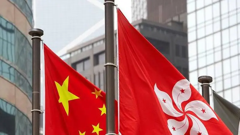 Bendera Hong Kong dan China berkibar berdampingan (AFP)