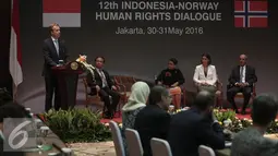 Suasana Dialog HAM antara RI dan Norwegia di Kementerian Luar Negeri, Jakarta, Senin (30/5). Dalam pertemuan tersebut mendorong kedua belah pihak untuk meningkatkan kerja sama dalam HAM dan REDD+ serta perubahan iklim. (Liputan6.com/Faizal Fanani)
